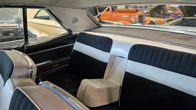 1966 Lincoln Continental in Classic Cars in Saskatoon - Image 12