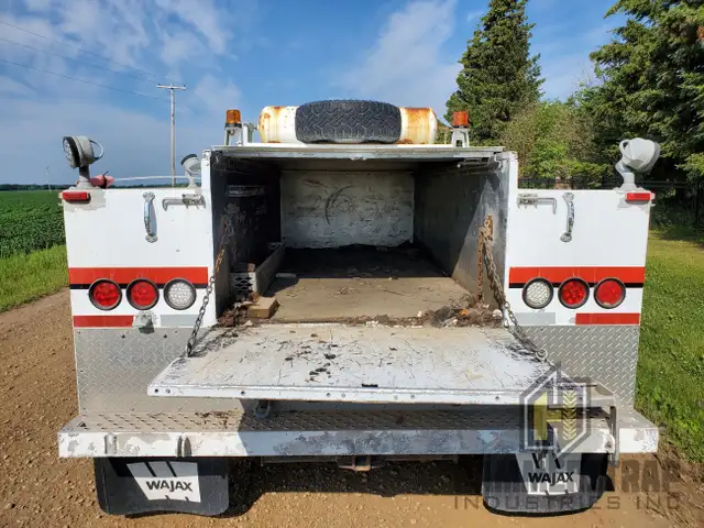 FORD F-350 Super Duty 4x4 XLT Mechanic Service Truck in Cars & Trucks in Edmonton - Image 11