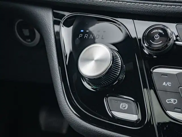 2025 Chrysler Pacifica Select in Cars & Trucks in Barrie - Image 32