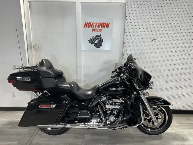 2017 HARLEY DAVIDSON ÉLECTRA GLIDE ULTRA LIMITED in Street, Cruisers & Choppers in London - Image 3