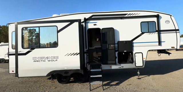 2025 Forest River Cherokee Arctic Wolf 27SGS in Travel Trailers & Campers in Red Deer - Image 4