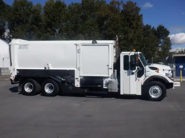 2008 international 7400 Garbage Truck Air Brakes Diesel in Heavy Trucks in Richmond - Image 6