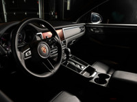 Le Centre Porsche Québec vous propose ce Porsche Macan 2024, un VUS compact qui allie sportivité et... (image 6)