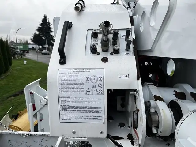 2011 western-star-trucks 4900 Twin Steer DD15 Altec AH85A Bucket in Heavy Trucks in Richmond - Image 23