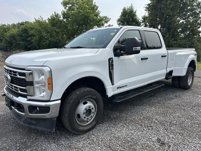 2023 Ford Super Duty F-350 DRW XLT in Cars & Trucks in Ottawa