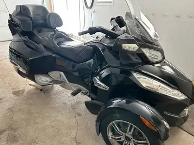 . 2011 Can-Am SPYDER RT CAN AM SPYDER RT 2011 30000KM C-1734 PARE-BRISE COFFRE RADIO Véritable aubai...