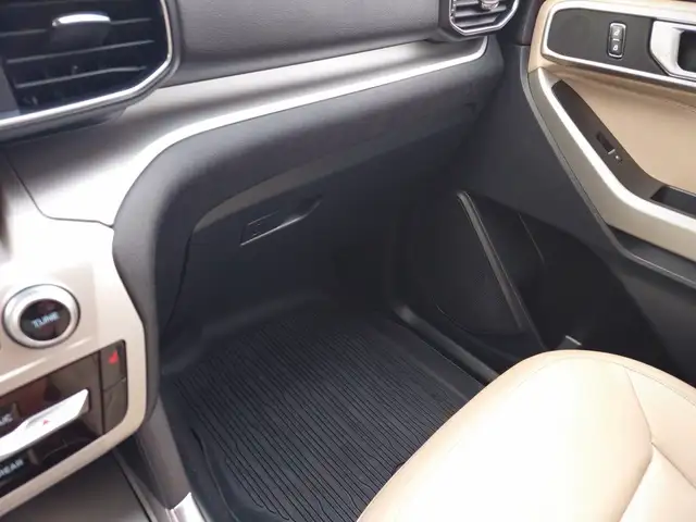 2020 Ford Explorer XLT 4WD in Cars & Trucks in Chatham-Kent - Image 29