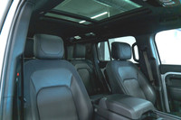 Land Rover Defender 110 P400 X-Dynamic SE 2024: - Extérieur blanc FUJI sur intérieur en cuir noir EB... (image 2)