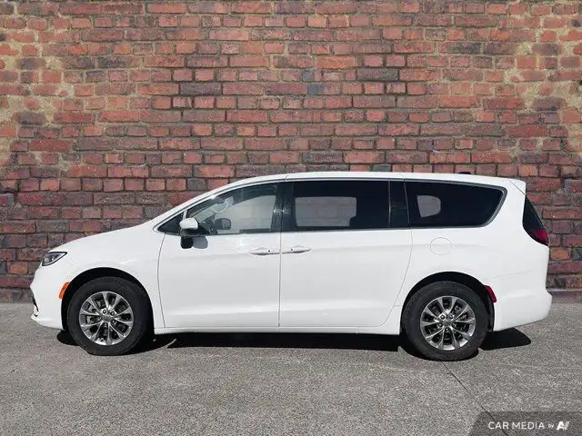 2023 Chrysler Pacifica Touring L in Cars & Trucks in Dartmouth - Image 3