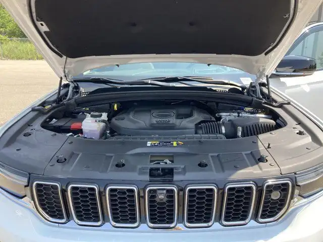 2023 Jeep Grand Cherokee Overland in Cars & Trucks in Hamilton - Image 29
