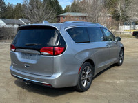 Discover the perfect combination of comfort, style, and practicality with this 2017 Chrysler Pacific... (image 5)