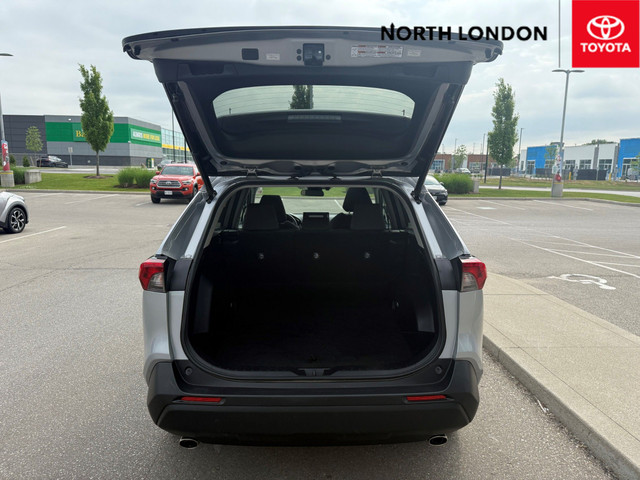2020 Toyota RAV4 XLE LEASE RETURN - CLEAN CARFAX - ONE OWNER... in Cars & Trucks in London - Image 4