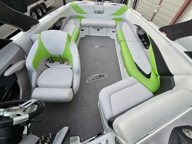 2014 CENTURION SV244 (FINANCING AVAILABLE) in Powerboats & Motorboats in Kelowna - Image 12