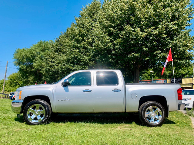 2012 SILVERADO CREW 4X4 LIKE NEW W /SAFETY in Cars & Trucks in Guelph - Image 4