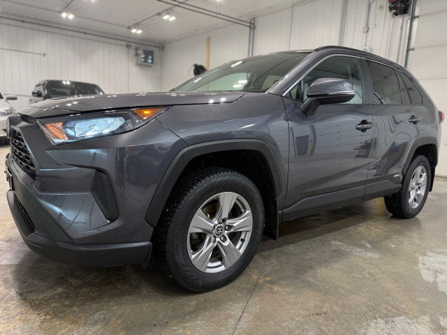 2022 Toyota RAV4 Hybrid LE *ACCIDENT FREE* *LIKE NEW* *SAFETIED* in Cars & Trucks in Winnipeg - Image 2