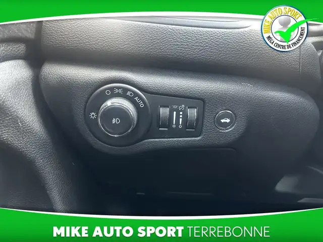 Chrysler 200 C berline 4 portes TA 2016 à vendre in Cars & Trucks in Laval / North Shore - Image 12