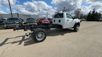 This 2024 RAM 5500 REG CAB CHASSIS has the following options Cloth 40/20/40 Prem Bench Seat, 8.4 Tou... (image 1)