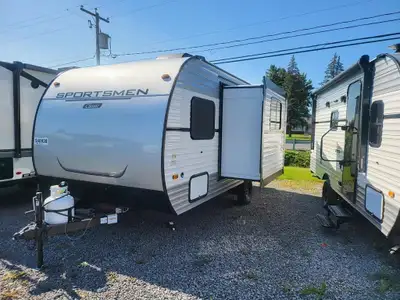. 2025 KZ-RV Sportsmen Classic 181BH Discover the 2025 KZ-RV 181BH Sportsmen Classic Travel Trailer...