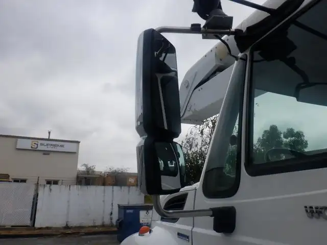 2009 international 7400 Workstar Bucket Truck With Air Brakes Di in Heavy Trucks in Richmond - Image 12