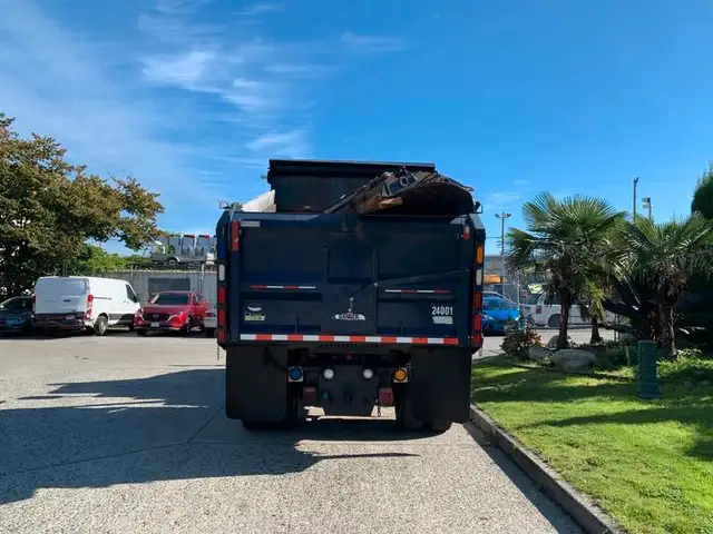 2007 international 7300 Dump Truck With Plow and Spreader Diesel in Heavy Trucks in Richmond - Image 35