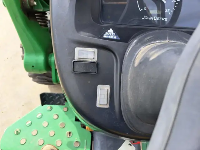 2008 John Deere MFWD Loader Tractor 4105 in Farming Equipment in Grande Prairie - Image 15