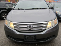 FINISHED IN GREY WITH GREY INTERIOR. ALLOY WHEELS, A/C, REAR A/C AND HEAT, POWER DOORS. KEY LESS ENT... (image 5)