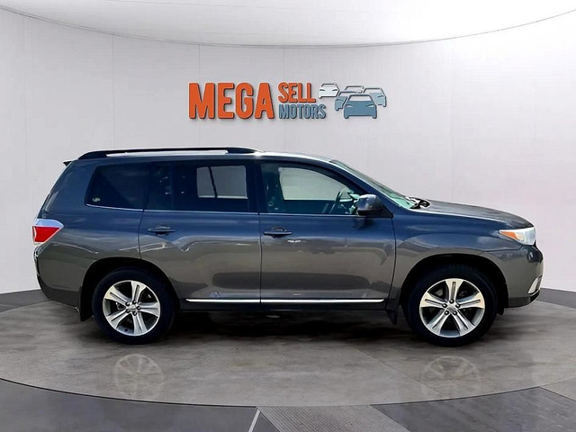 2012 Toyota Highlander SE in Cars & Trucks in Edmonton - Image 2