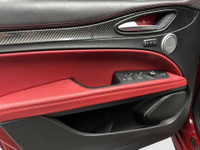 Decouvrez la fusion parfaite entre performance italienne et elegance raffinee avec ce superbe Alfa R... (image 9)