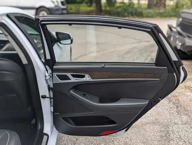 2015 Hyundai Genesis Ultimate dans Autos et camions dans London - Image 22