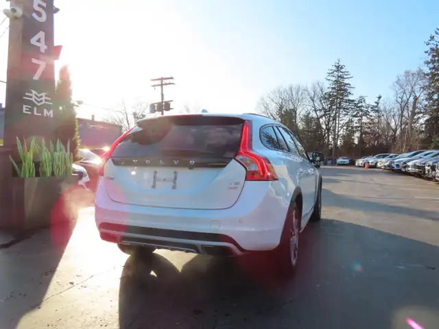 2016 Volvo V60 Cross Country T5 PREMIER PKG AWD - WAGON - LEATHE in Cars & Trucks in Oakville / Halton Region - Image 10