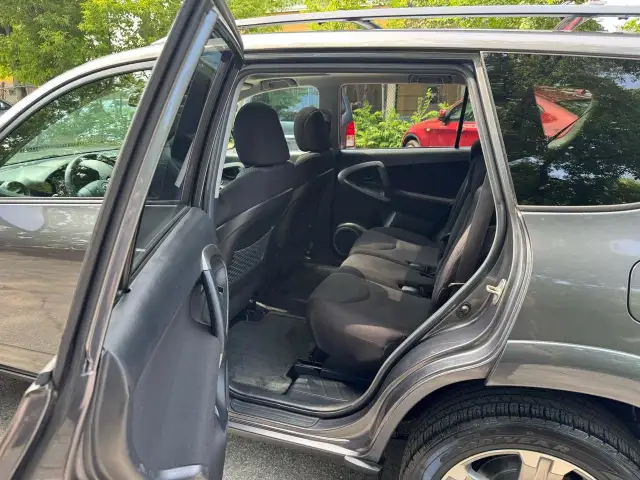 2010 Toyota RAV4 SPORT V6 - 4X4 in Cars & Trucks in City of Toronto - Image 14