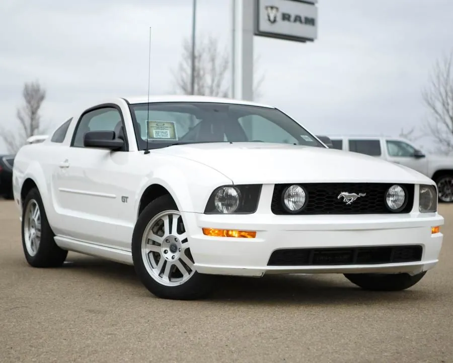 2005 Ford Mustang GT | Deluxe | V8 | 5 SPD