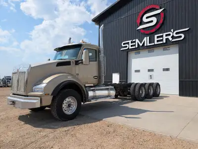 2017 Kenworth T880 Tri Drive or Cab and Chassis Tridem Located near Westlock, AB KMS: 621,503 HRS: 1...