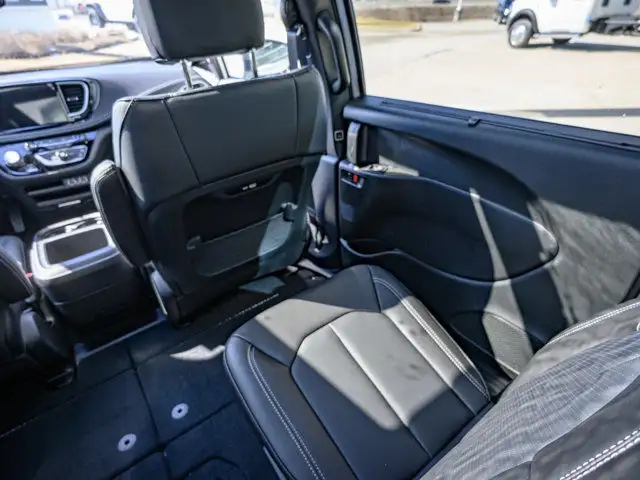2025 Chrysler Pacifica Select in Cars & Trucks in Barrie - Image 18
