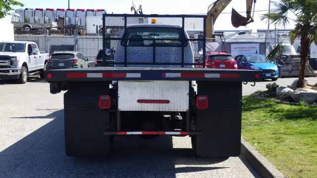 2006 Ford F650 16 Foot Flat Deck in Cars & Trucks in Delta/Surrey/Langley - Image 10
