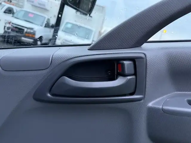 2018 isuzu NPR 16 Foot Flat Deck in Heavy Trucks in Richmond - Image 28