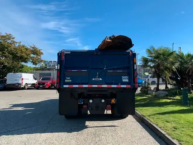 2007 international 7300 Dump Truck With Plow and Spreader Diesel in Heavy Trucks in Richmond - Image 9