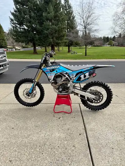 Apply now at: https://www.ridecollective.ca/ 2020 Honda CRF250R comes with a 249cc liquid-cooled sin...