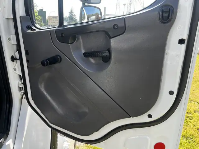 2004 Freightliner M2 106 CAT C7 Service Truck with Pumps in Heavy Trucks in Delta/Surrey/Langley - Image 13