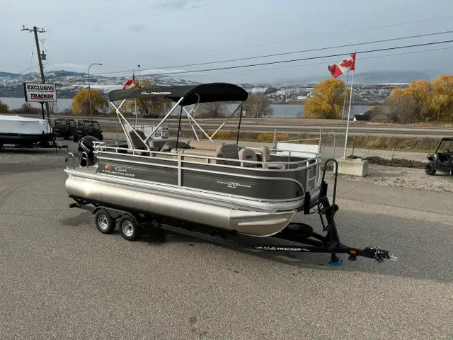 2025 Sun Tracker Fishin' Barge 20 DLX, pontoon boat in Powerboats & Motorboats in Vernon - Image 2