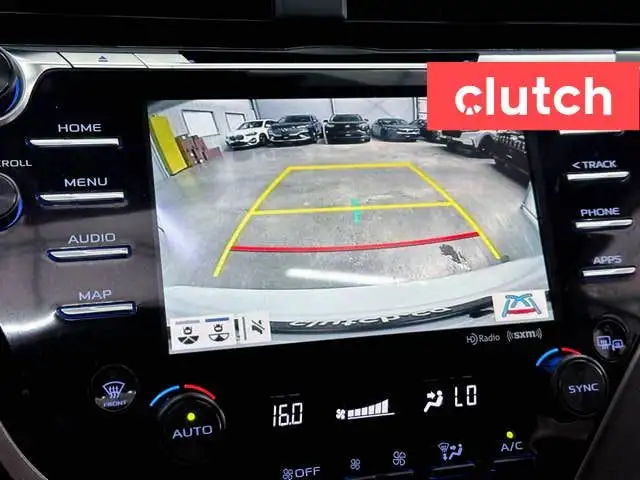 2020 Toyota Camry Hybrid SE w/ Apple CarPlay, Heated Front Seats dans Autos et camions dans Ottawa - Image 38