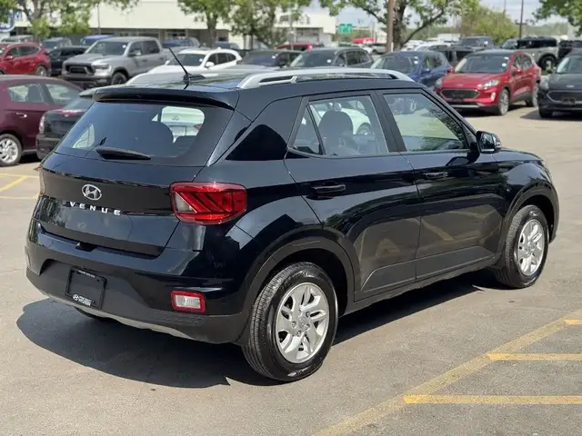 2023 Hyundai Venue PREFERRED w / BLIND SPOT DETECTION / LOW KMS62940368869763123