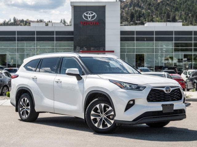 2021 Toyota Highlander XLE | ONE OWNER | SUNROOF | SOFTEX | AWD in Cars & Trucks in Kelowna - Image 2
