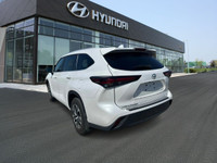 The 2025 Toyota Highlander Hybrid XLE offers a harmonious blend of efficiency, comfort, and advanced... (image 6)