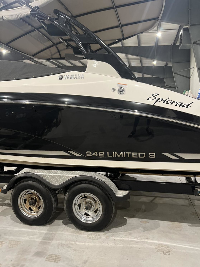 2016 Yamaha 242 Limited SE series in Powerboats & Motorboats in Grand Bend - Image 2