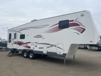 COUPLES, SPACIOUS, BRIGHT 2006 Prowler 305RDLS