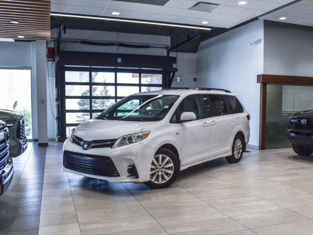 2018 Toyota Sienna LE AWD in Cars & Trucks in Calgary - Image 3
