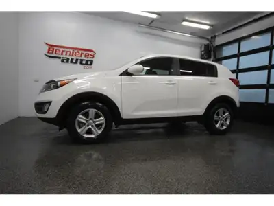 'Kia Sportage version LX tout équipé; caméra de recul; mags 16''; sièges chauffants; vitre teintées;...