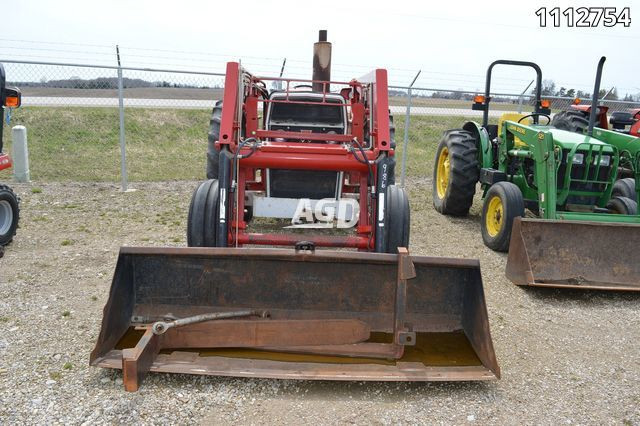 1981 Massey Ferguson 285 Tractor in Farming Equipment in Grand Bend - Image 2