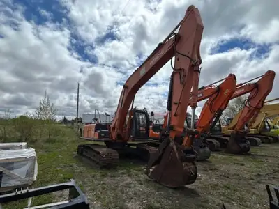 2002 HITACHI ZX230 LC CAB, HEAT, AIR, CAB SCREENS, PAS, AUX. HYDRAULICS, HYDRAULIC THUMB, MANUAL Q-T...